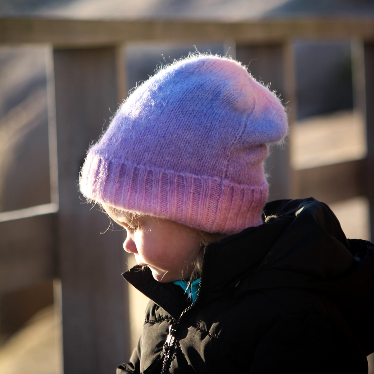 Stickad mössa Rainbow Purple 6år-vuxen