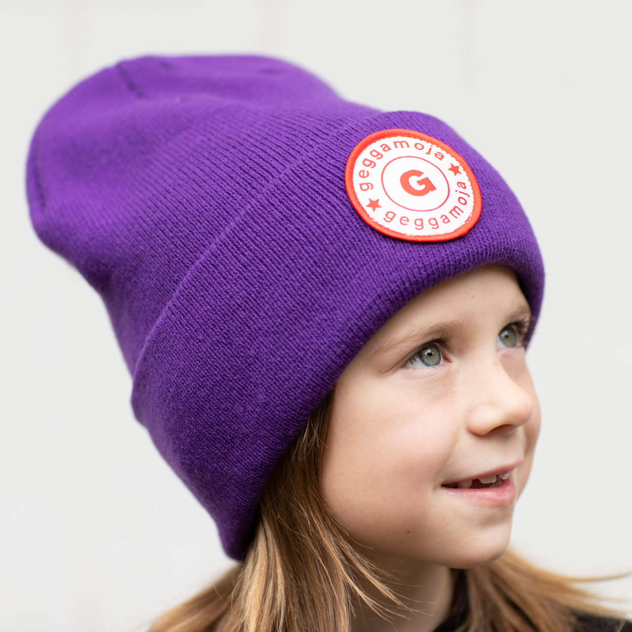 Stickad mössa Mörklila 2-6 år