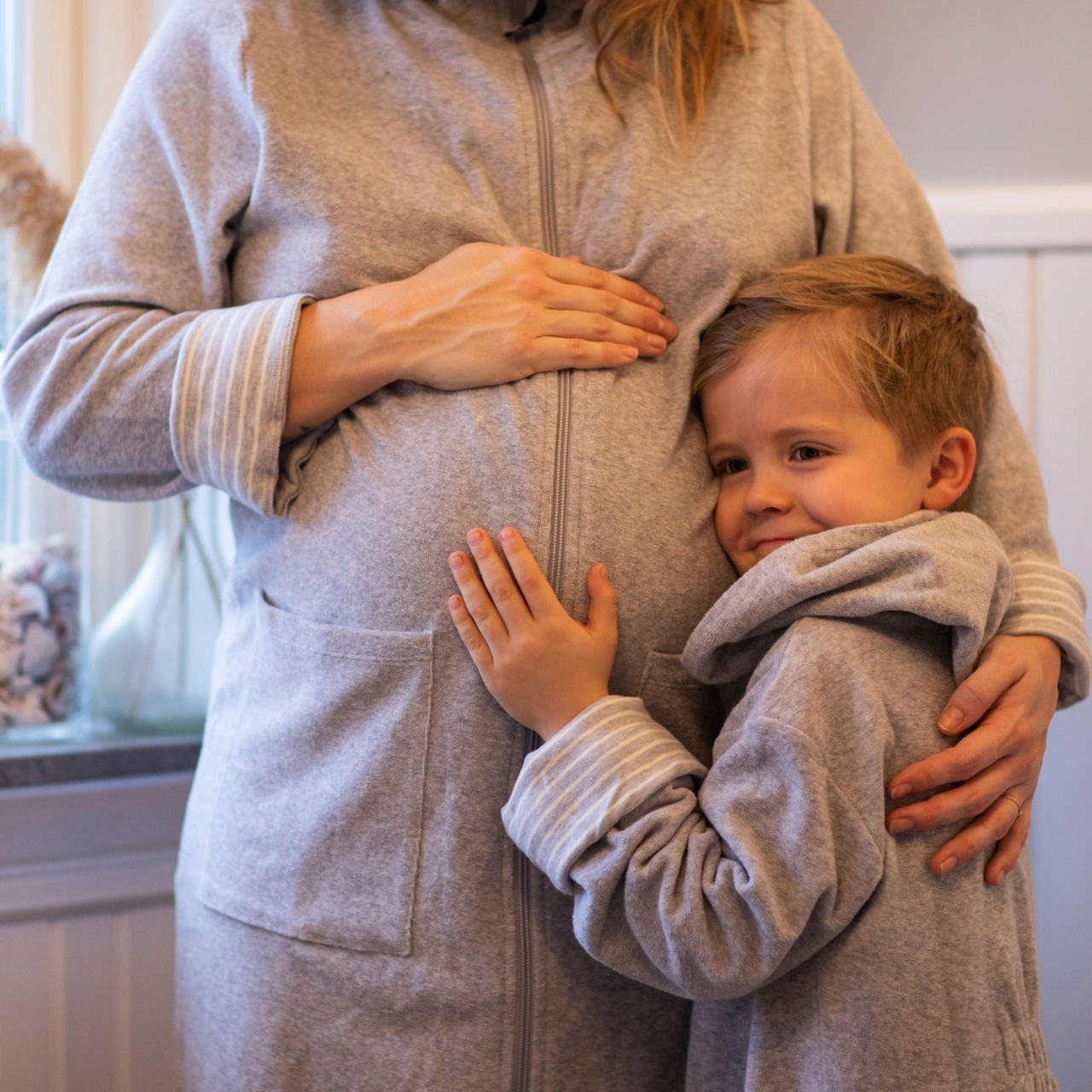 Barn som lyssnar på gravid mage